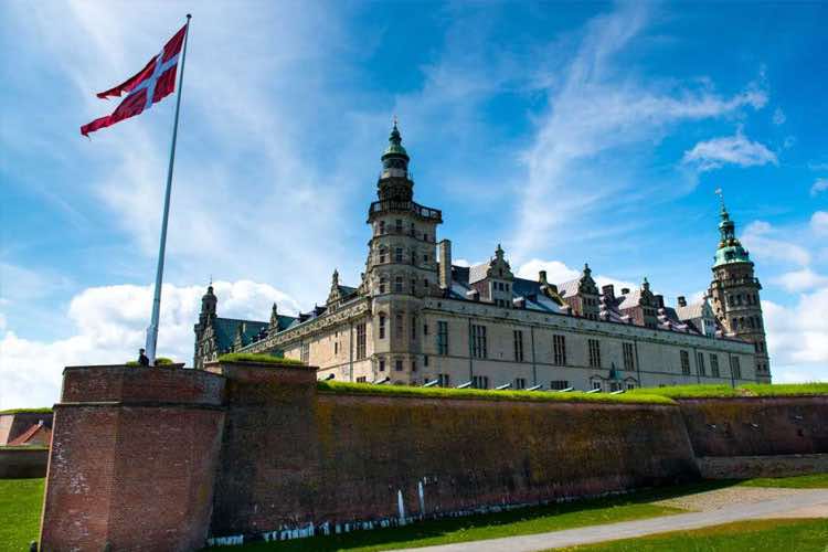 اسلات کرونبورگ در هلسینگور از مهم ترین جاذبه‌ های گردشگری دانمارک