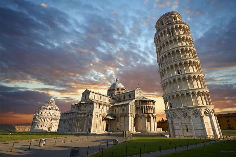 برج کج پیزا Leaning Tower of Pisa از هنری ترین جاذبه‌ های گردشگری ایتالیا